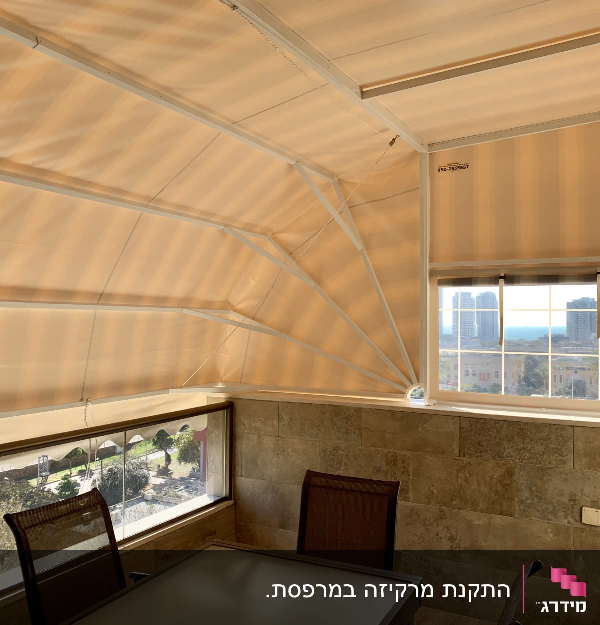 סוכך בד בהיר עם קורות מתכת לבנות